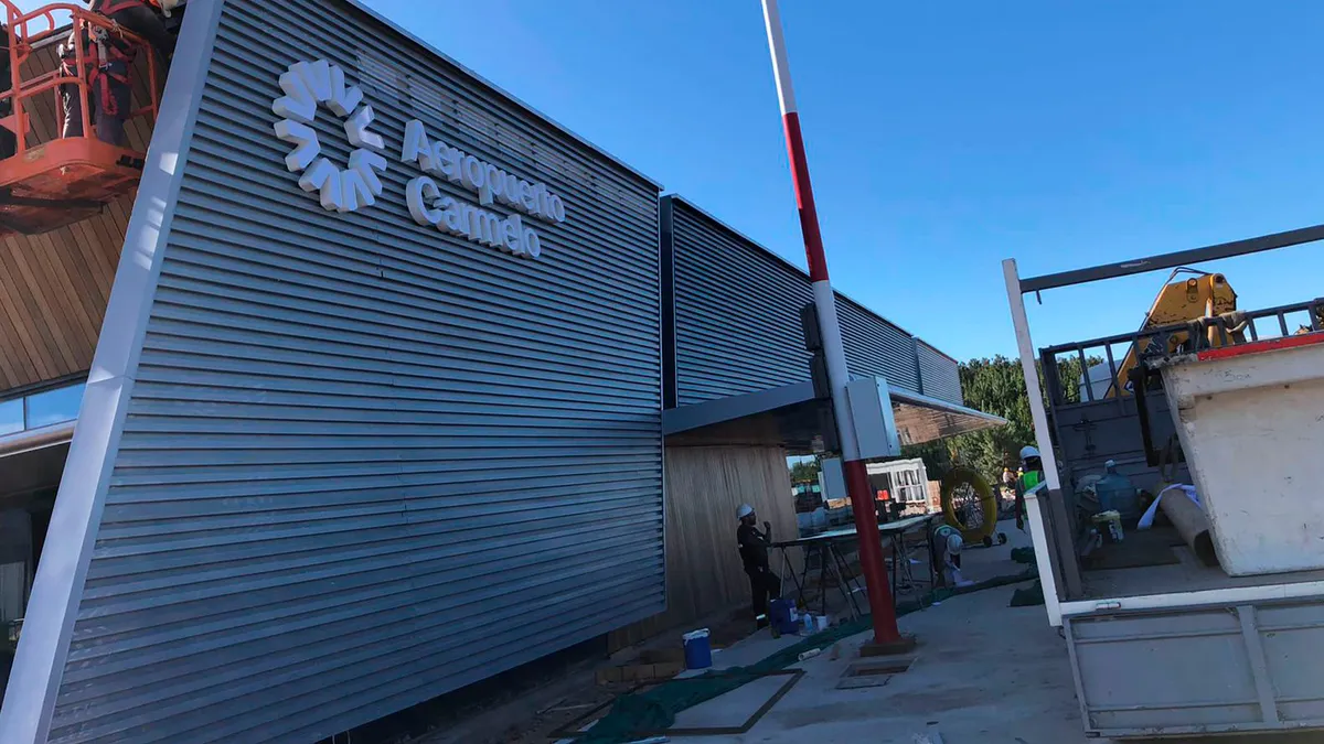 Materiales y encuentros de la fachada del Aeropuerto de Carmelo
