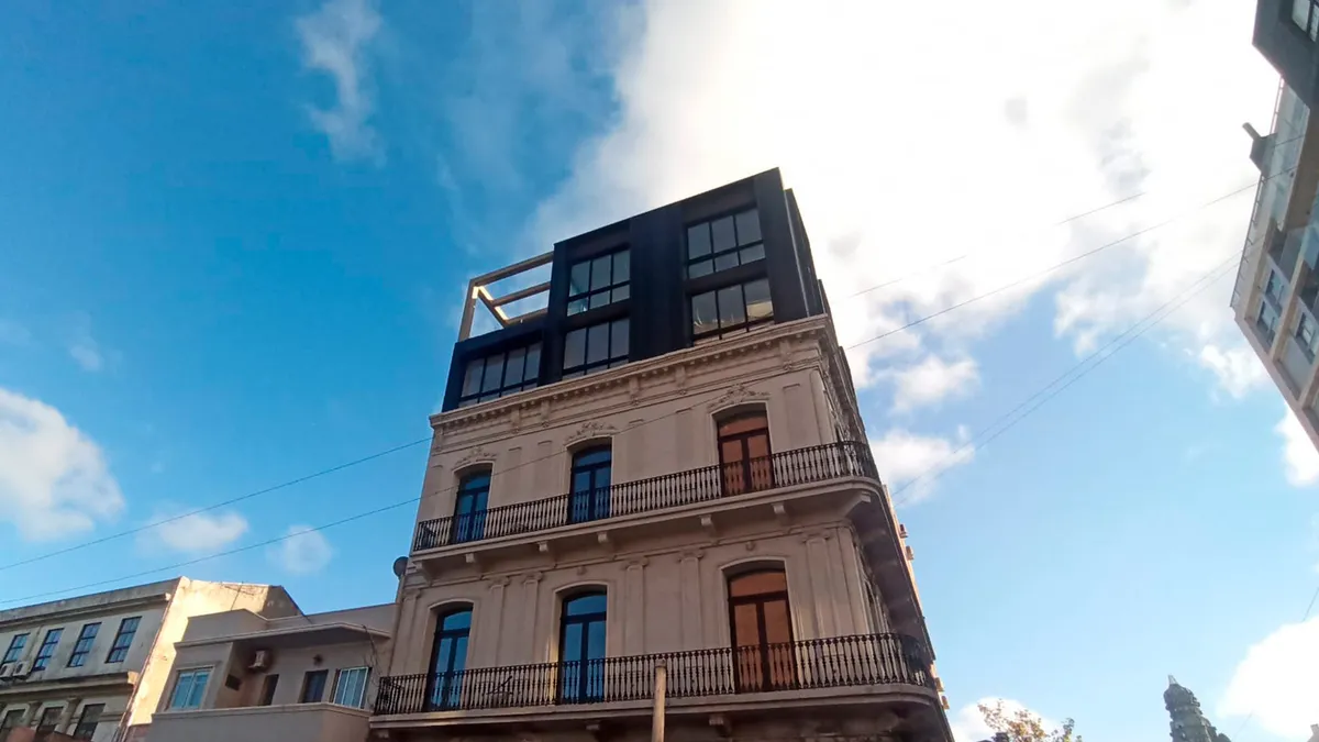 Vista del Edificio Maldonado desde la calle, con balcones en la fachada existente y niveles superiores revestidos.