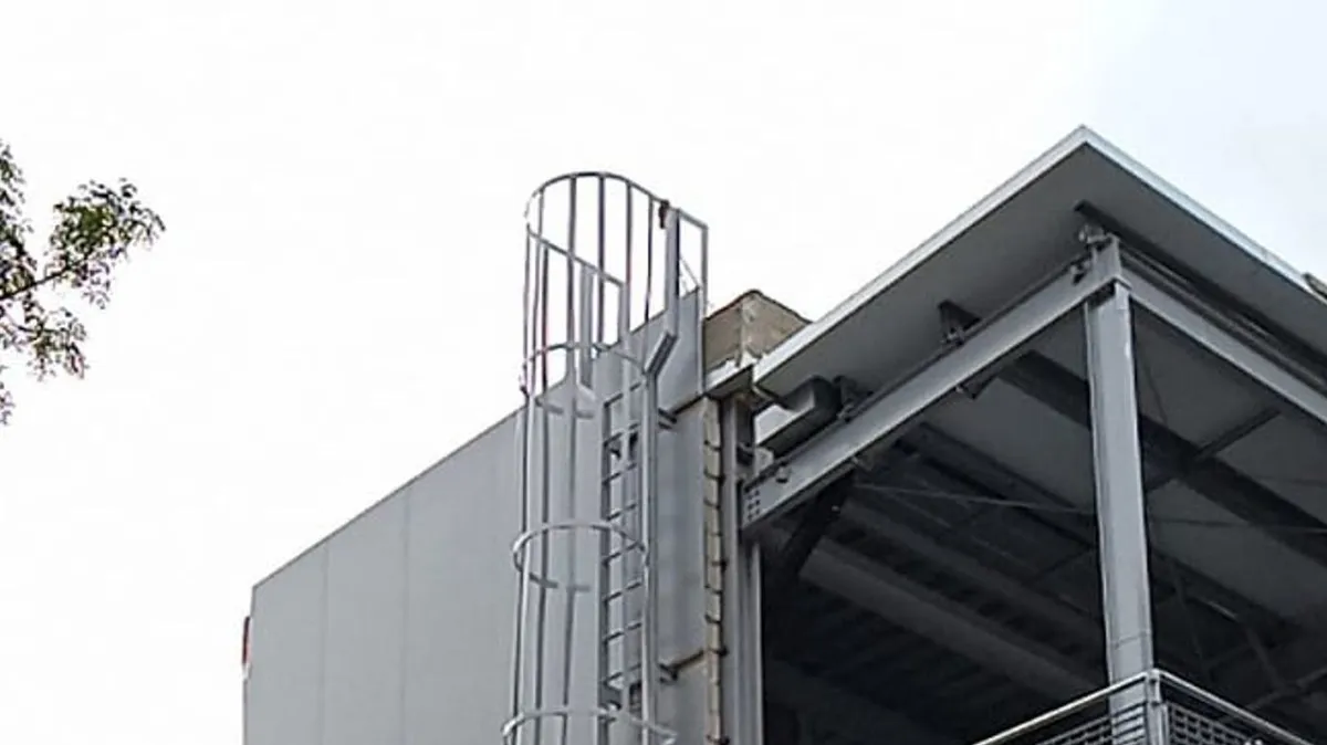 Encuentro de los paneles de fachada, la estructura y una escalera exterior en Macromercado San Martín.