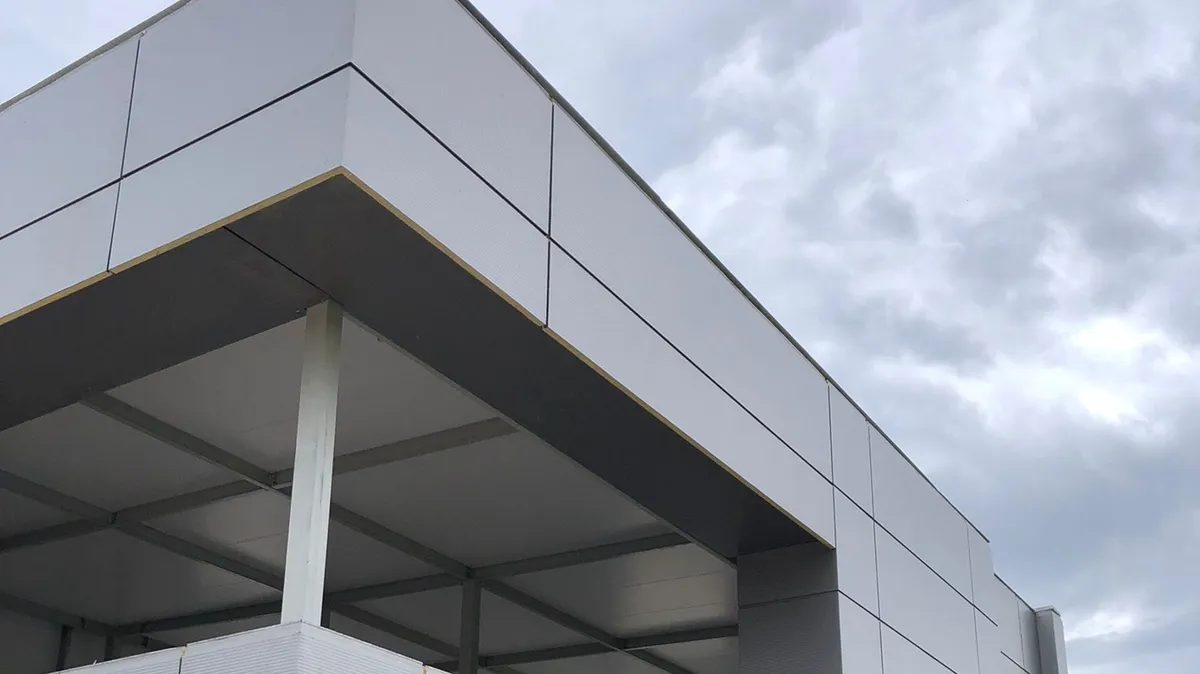 Detalle del volumen saliente, los paneles de fachada y la estructura del acceso de Würth.